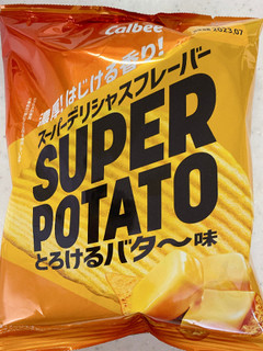 「カルビー スーパーポテト とろけるバタ～味 袋56g」のクチコミ画像 by IKT0123さん