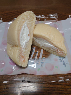 「第一パン 白桃クリームとホイップのパン」のクチコミ画像 by ペリカさん
