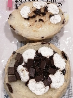 「ローソン チョコチップメロンパン ホイップ＆チョコクリーム」のクチコミ画像 by とくめぐさん