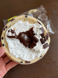 「ローソン チョコチップメロンパン ホイップ＆チョコクリーム」のクチコミ画像 by chan-manaさん
