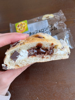 「ローソン チョコチップメロンパン ホイップ＆チョコクリーム」のクチコミ画像 by chan-manaさん