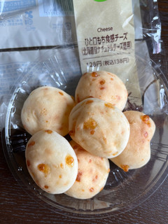「ファミリーマート ひと口もち食感チーズ 北海道産ナチュラルチーズ」のクチコミ画像 by chan-manaさん