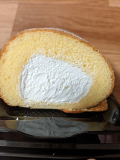 「モンテール ミルクがおいしい ふんわりロールケーキ 4個」のクチコミ画像 by ゅぃぽんさん
