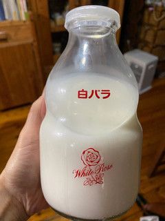 「大山乳業農業協同組合 白バラ 特選牛乳 瓶180ml」のクチコミ画像 by gologoloさん