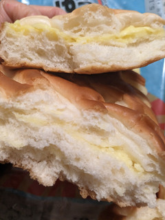 「ファミリーマート ファミマ・ベーカリー ソフトなチーズクリームパン」のクチコミ画像 by ゅぃぽんさん