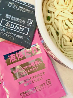 「日清食品 日清のどん兵衛 韓国風甘辛ヤンニョムチキン味焼うどん 98g」のクチコミ画像 by めりけんさん