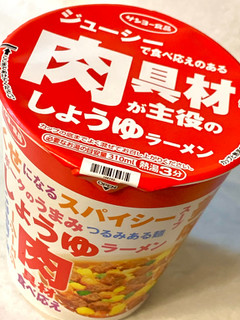 「サンヨー食品 ジューシーで食べ応えのある肉具材が主役のしょうゆラーメン 78g」のクチコミ画像 by めりけんさん