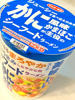 「サンヨー食品 ジューシーで食べ応えのあるかに風味かまぼこが主役のシーフードラーメン 79g」のクチコミ画像 by めりけんさん