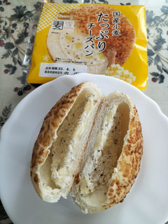 「Pasco 国産小麦 たっぷりチーズパン 袋1個」のクチコミ画像 by コマメのグルメさん