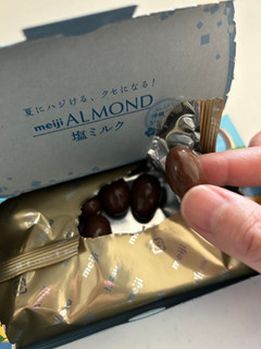「明治 アーモンドチョコレート 塩ミルク 箱63g」のクチコミ画像 by NAOYさん