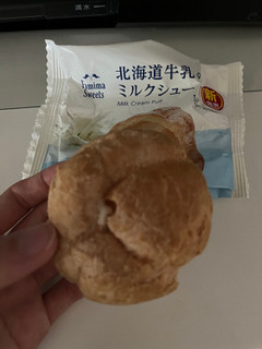 「ファミリーマート ファミマスイーツ 北海道牛乳のミルクシュー 袋1個」のクチコミ画像 by chan-manaさん