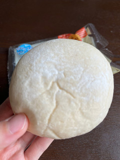「ファミリーマート ファミマ・ベーカリー たっぷりレアチーズクリームパン」のクチコミ画像 by chan-manaさん