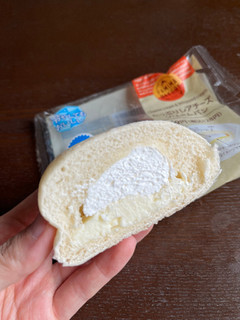 「ファミリーマート ファミマ・ベーカリー たっぷりレアチーズクリームパン」のクチコミ画像 by chan-manaさん