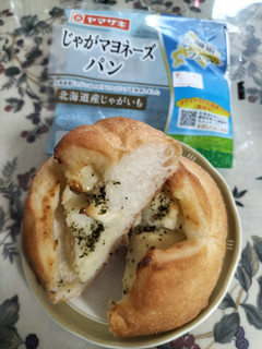 「ヤマザキ じゃがマヨネーズパン 北海道産じゃがいも 袋1個」のクチコミ画像 by コマメのグルメさん