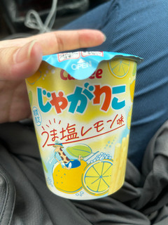 「カルビー じゃがりこ うま塩レモン味 カップ52g」のクチコミ画像 by ck.さん