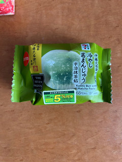 「セブン-イレブン 伊藤久右衛門監修 冷やし葛まんじゅう宇治抹茶餡」のクチコミ画像 by suvさん