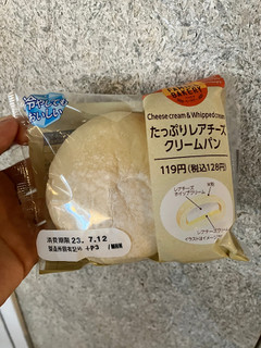 「ファミリーマート ファミマ・ベーカリー たっぷりレアチーズクリームパン」のクチコミ画像 by kawawawawaさん