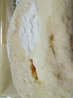 「ファミリーマート ファミマ・ベーカリー たっぷりレアチーズクリームパン」のクチコミ画像 by レビュアーさん