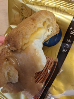 「モンテール 小さな洋菓子店 イタリア栗モンブランのシュークリーム」のクチコミ画像 by ゅぃぽんさん