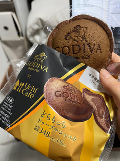 「ローソン Uchi Cafe’ × GODIVA どらもっち ドゥーブルショコラ」のクチコミ画像 by ぴるもぐさん