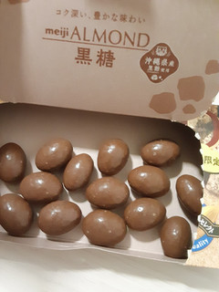 「明治 アーモンドチョコレート 黒糖 箱58g」のクチコミ画像 by もこもこもっちさん