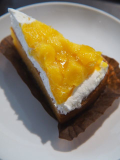 「スターバックス オレンジ＆マンゴーのケーキ」のクチコミ画像 by taktak99さん