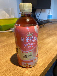 「コカ・コーラ 紅茶花伝 クラフティー 贅沢しぼりピーチティー ペット440ml」のクチコミ画像 by やなぎんさん