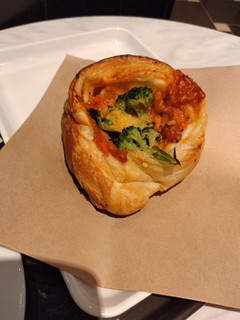 「サンマルクカフェ 海老と濃厚ビスクソースのデニッシュパン」のクチコミ画像 by ぴのこっここさん
