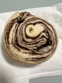 「ヤマザキ BAKE ONE もっちパン チョコ＆チョコチップ 袋4個」のクチコミ画像 by otokustarさん