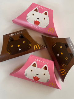 「マクドナルド 三角チョコパイ いちごカスタード」のクチコミ画像 by 芋っさんさん
