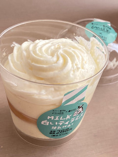 「ローソン Uchi Cafe’ × Milk MILK 白いティラミス 練乳仕立て」のクチコミ画像 by もぐミさん