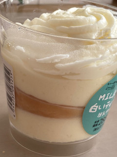 「ローソン Uchi Cafe’ × Milk MILK 白いティラミス 練乳仕立て」のクチコミ画像 by もぐミさん