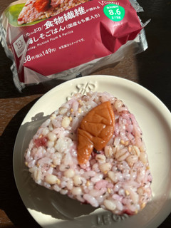 「ローソン たっぷり食物繊維が摂れる 梅しそごはんおにぎり 国産もち麦入り」のクチコミ画像 by chan-manaさん