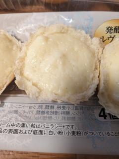「ヤマザキ 薄皮 バニラクリームパン 袋4個」のクチコミ画像 by ゅぃぽんさん