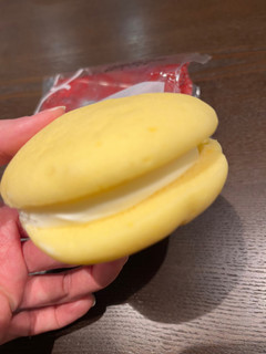 「ローソン Uchi Cafe’ もっちスフレ チーズ」のクチコミ画像 by chan-manaさん