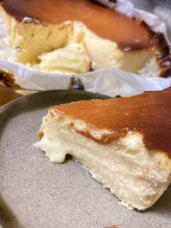 「成城石井 「紙包み」純生クリームのバスクチーズケーキ」のクチコミ画像 by もぐミさん