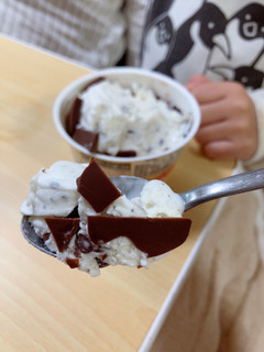 「赤城 セルフチョコレートクラッシュ クッキークリーム カップ150ml」のクチコミ画像 by こつめかわうそさん