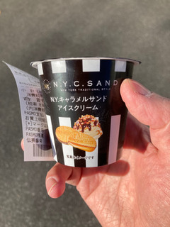 「赤城 N.Y.キャラメルサンドアイスクリーム 98ml」のクチコミ画像 by やなぎんさん
