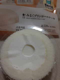 「ローソン Uchi Cafe’ みるくプリンロールケーキ」のクチコミ画像 by もこもこもっちさん
