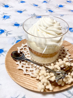 「ローソン Uchi Cafe’ × Milk MILK 白いティラミス 練乳仕立て」のクチコミ画像 by COTORI cafeさん