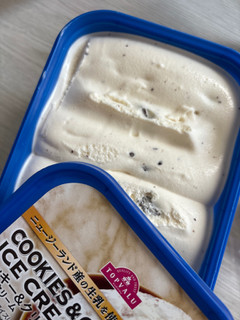 「トップバリュ ニュージーランド産の生乳を使用 クッキー＆クリームアイスクリーム 箱1000ml」のクチコミ画像 by ぷらりねさん