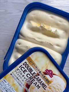 「トップバリュ ニュージーランド産の生乳を使用 ダブルキャラメルアイスクリーム 箱1000ml」のクチコミ画像 by ぷらりねさん