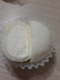 「セブン-イレブン 北海道産牛乳使用 みるくクリーム大福」のクチコミ画像 by もこもこもっちさん