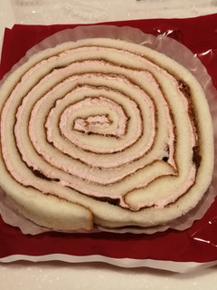 「ローソン ICHIBIKO うずまき苺ロールケーキ」のクチコミ画像 by とくめぐさん