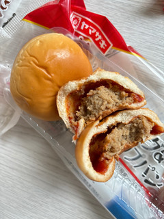「ヤマザキ 薄皮 ハンバーグ＆ケチャップパン 袋4個」のクチコミ画像 by ぷらりねさん