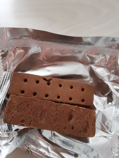 「トップバリュ ベストプライス ライトミール ブロック チョコ味 箱4本」のクチコミ画像 by もこもこもっちさん