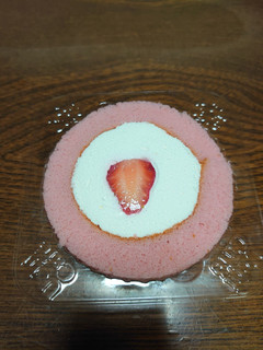 「ローソン Uchi Cafe’ いちごのロールケーキ いちごソース入り」のクチコミ画像 by ペリカさん
