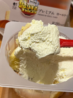 「ローソン Uchi Cafe’ プレミアムロールケーキ」のクチコミ画像 by もぐミさん