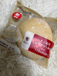 「ファミリーマート ファミマルBakery たっぷりミルククリームパン」のクチコミ画像 by ぷらりねさん