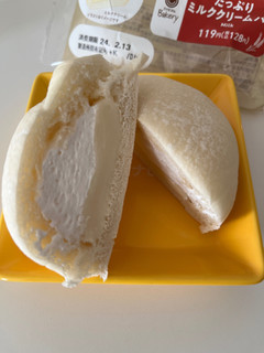 「ファミリーマート ファミマルBakery たっぷりミルククリームパン」のクチコミ画像 by chan-manaさん